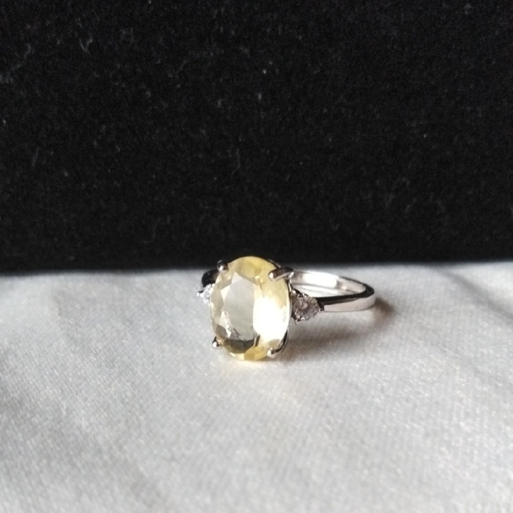 Chic Silver Ring With Yellow Gemstone - image 1
